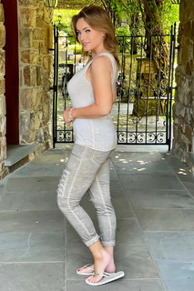 Lisa Robertson feet photo thumbnail