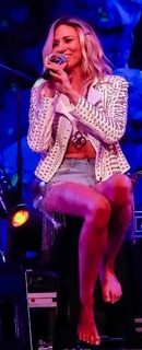 Debbie Gibson feet photo thumbnail