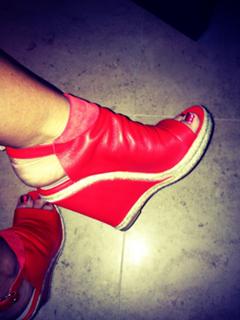 Miley Cyrus feet photo thumbnail