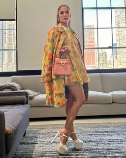 Jennifer Lopez feet photo thumbnail