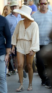 Jennifer Lopez feet photo thumbnail