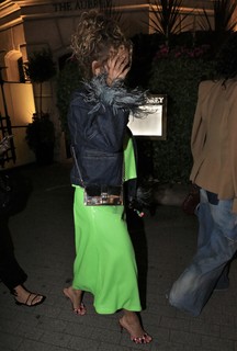 Rita Ora feet photo thumbnail