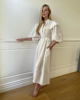 Elle Fanning feet photo thumbnail