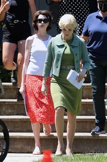 Anne Hathaway feet photo thumbnail