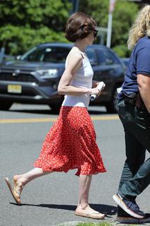 Anne Hathaway feet photo thumbnail