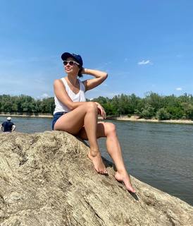 Anna Popek feet photo thumbnail