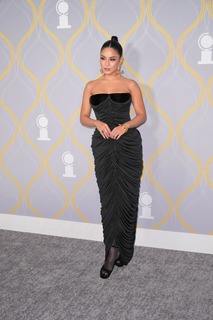 Vanessa Hudgens feet photo thumbnail