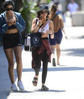 Sarah Hyland feet photo thumbnail