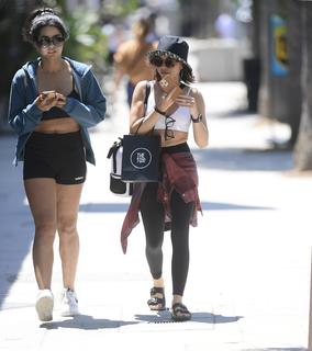 Sarah Hyland feet photo thumbnail