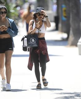 Sarah Hyland feet photo thumbnail