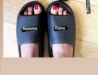 Elena Santarelli feet photo thumbnail