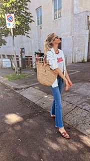 Elena Santarelli feet photo thumbnail