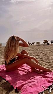 Elena Santarelli feet photo thumbnail