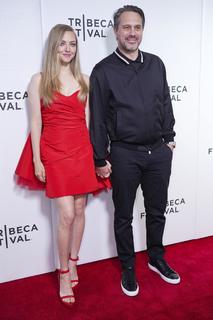 Amanda Seyfried feet photo thumbnail