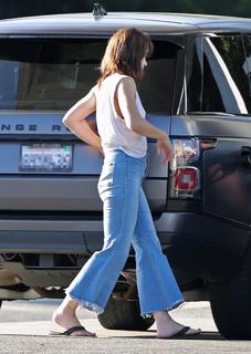 Milla Jovovich feet photo thumbnail