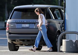 Milla Jovovich feet photo thumbnail