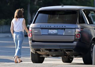 Milla Jovovich feet photo thumbnail