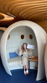Zoey Deutch feet photo thumbnail