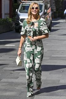 Amanda Holden feet photo thumbnail