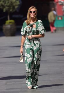 Amanda Holden feet photo thumbnail