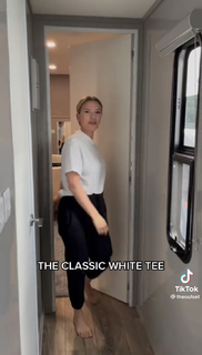 Scarlett Johansson feet photo thumbnail