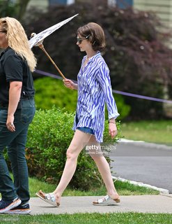 Anne Hathaway feet photo thumbnail