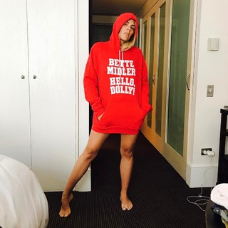 Busy Philipps feet photo thumbnail