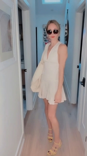 Laura Vandervoort feet photo thumbnail