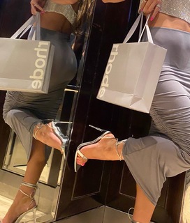Hailee Steinfeld feet photo thumbnail
