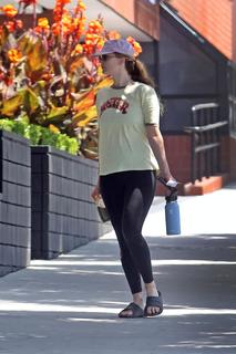Jennifer Lawrence feet photo thumbnail