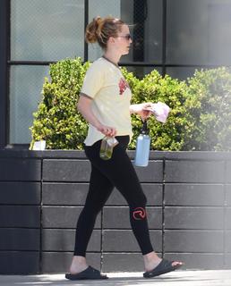 Jennifer Lawrence feet photo thumbnail