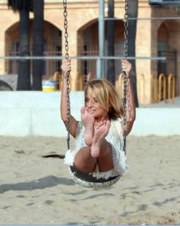 Nicole Richie feet photo thumbnail