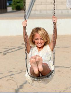 Nicole Richie feet photo thumbnail