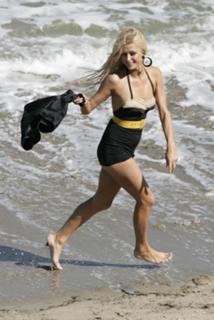 Paris Hilton feet photo thumbnail