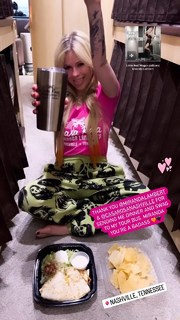 Avril Lavigne feet photo thumbnail