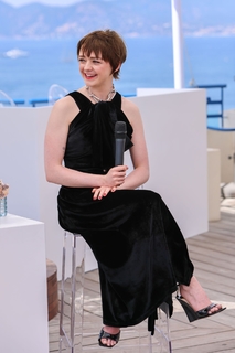 Maisie Williams feet photo thumbnail