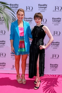 Maisie Williams feet photo thumbnail