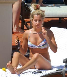 Ashley Tisdale feet photo thumbnail