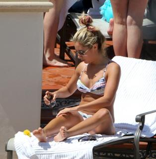 Ashley Tisdale feet photo thumbnail