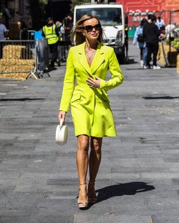 Amanda Holden feet photo thumbnail