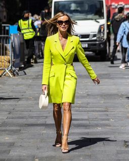 Amanda Holden feet photo thumbnail