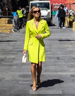 Amanda Holden feet photo thumbnail