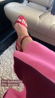 Gillian Anderson feet photo thumbnail