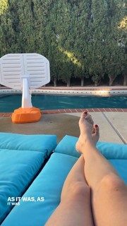 Angela Kinsey feet photo thumbnail