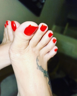 Karin Klemp feet photo thumbnail