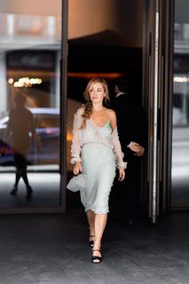 Rita Ora feet photo thumbnail