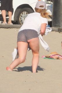 Kendra Wilkinson feet photo thumbnail
