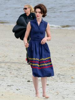 Anne Hathaway feet photo thumbnail