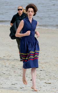 Anne Hathaway feet photo thumbnail