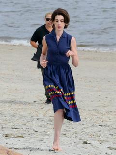 Anne Hathaway feet photo thumbnail
